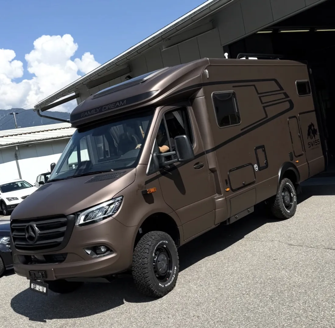 Bronzefarbenes 4x4-Reisemobil mit Höherlegung und Geländereifen