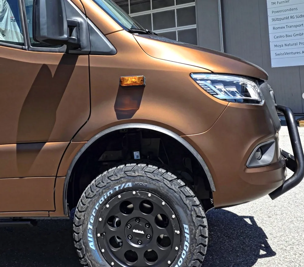 Folierter Kotflügel mit Offroad-Felge und Geländereifen – Detail