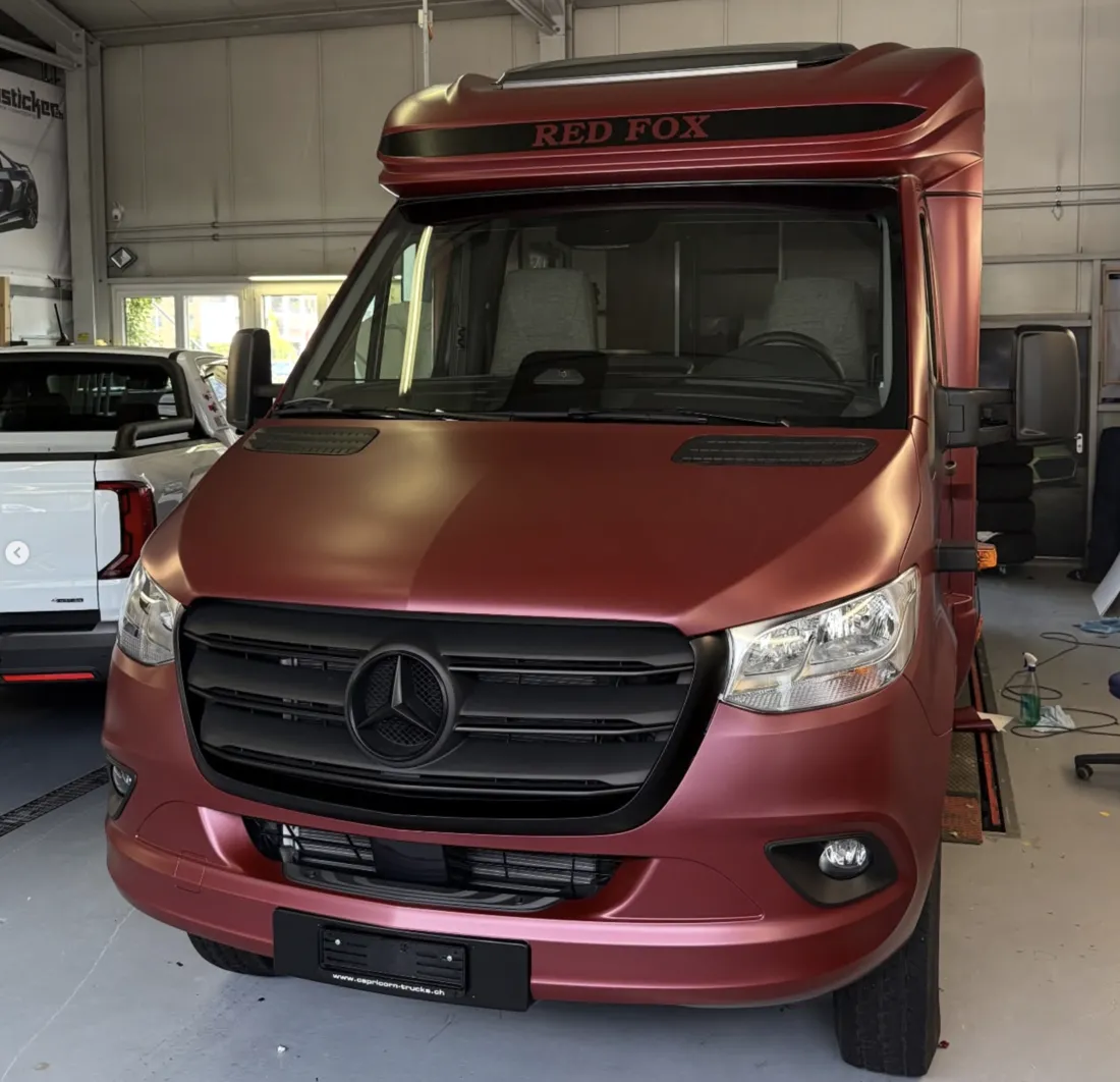 Reisemobil in Bordeauxrot folierte Front mit dunkler Kühlergrill-Optik